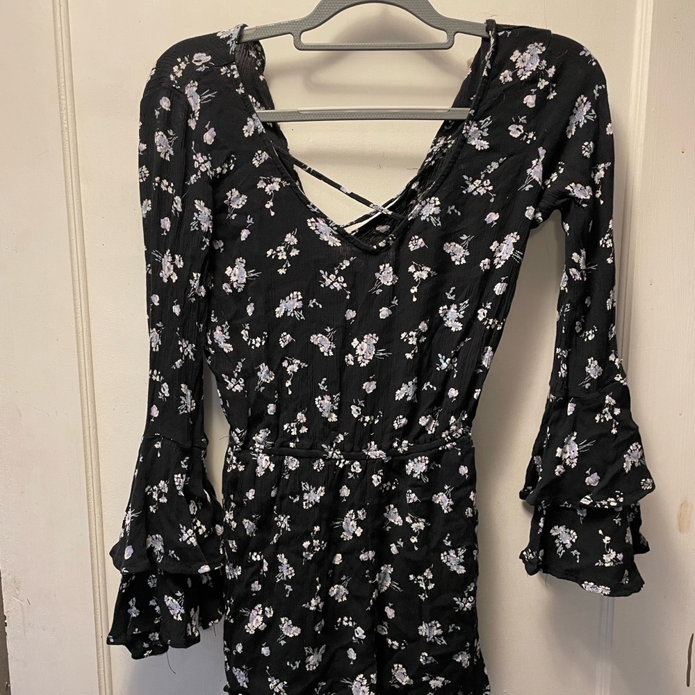 Hollister romper, very flowey never worn, size small, very good condition